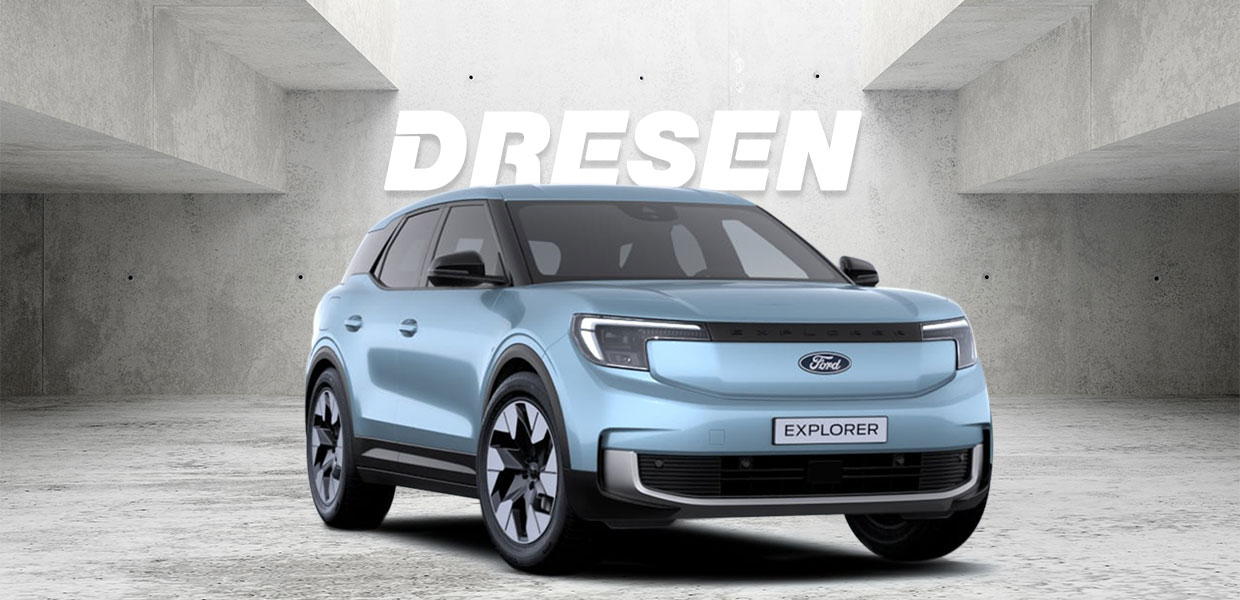 Hellblauer Ford Explorer BEV vor Betonwand mit großem ‚DRESEN‘-Schriftzug darüber.