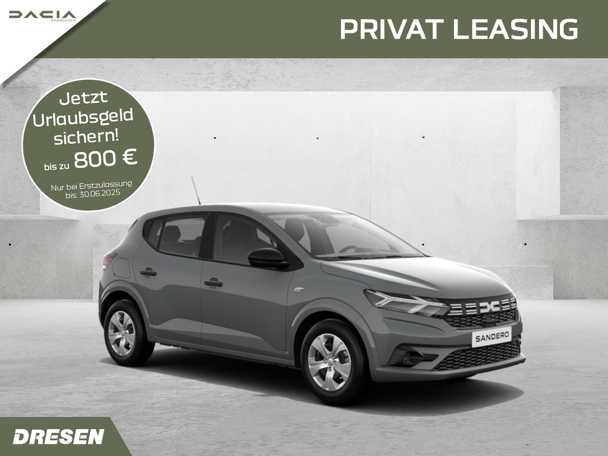Grauer Dacia Sandero vor Betonwand Hintergrund. Vorschau Privatleasingangebot mit Urlaubsaktion Störer.