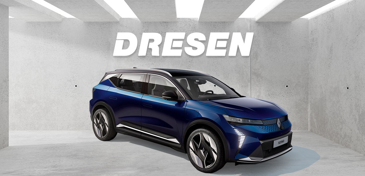 Blauer Renault Scenic E-Tech vor Betonwand mit großem ‚DRESEN‘-Schriftzug darüber.
