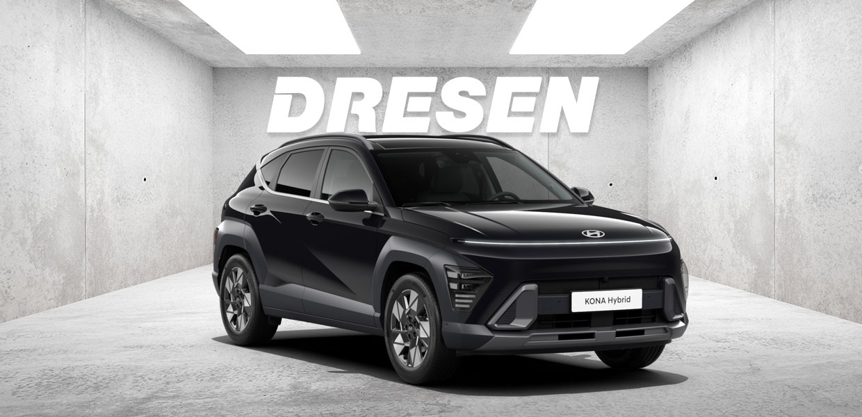 Schwarzer Hyundai Kona Hybrid vor Betonwand mit großem ‚DRESEN‘-Schriftzug darüber.