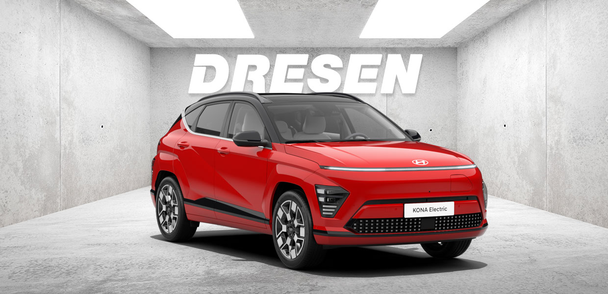 Roter Hyundai Kona Elektro vor Betonwand mit großem ‚DRESEN‘-Schriftzug darüber.