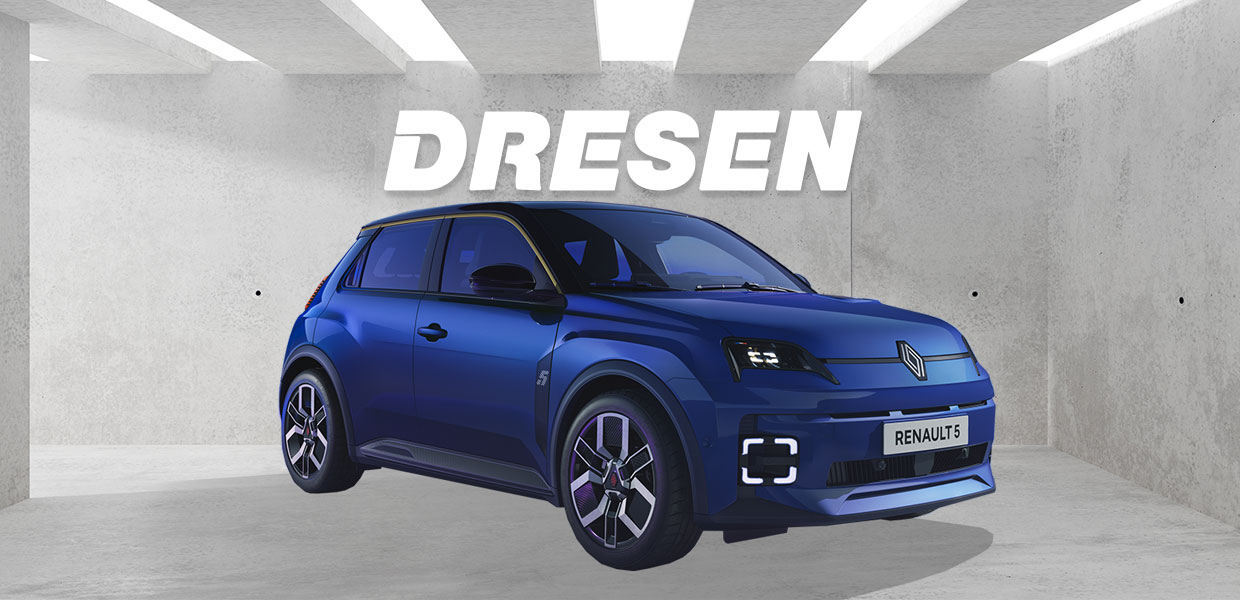 Blauer Renault 5 vor Betonwand mit großem ‚DRESEN‘-Schriftzug darüber.