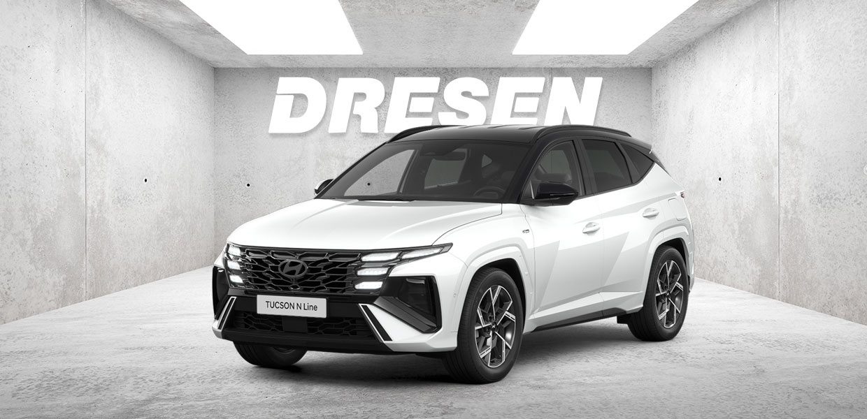 Weißer Hyundai Tucson N-Line vor Betonwand mit großem ‚DRESEN‘-Schriftzug darüber.