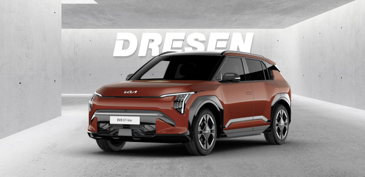 Roter Kia EV3 Gt-Line vor Betonwand mit großem ‚DRESEN‘-Schriftzug darüber.