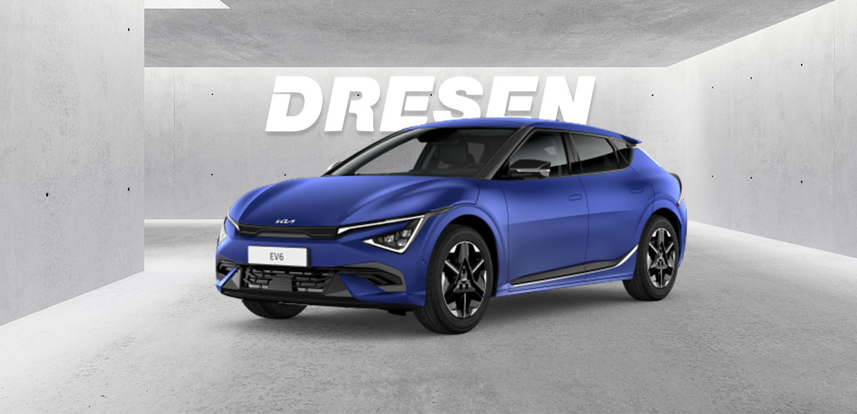 Blauer Kia EV 6 Facelift 2025 vor Betonwand mit großem ‚DRESEN‘-Schriftzug darüber.