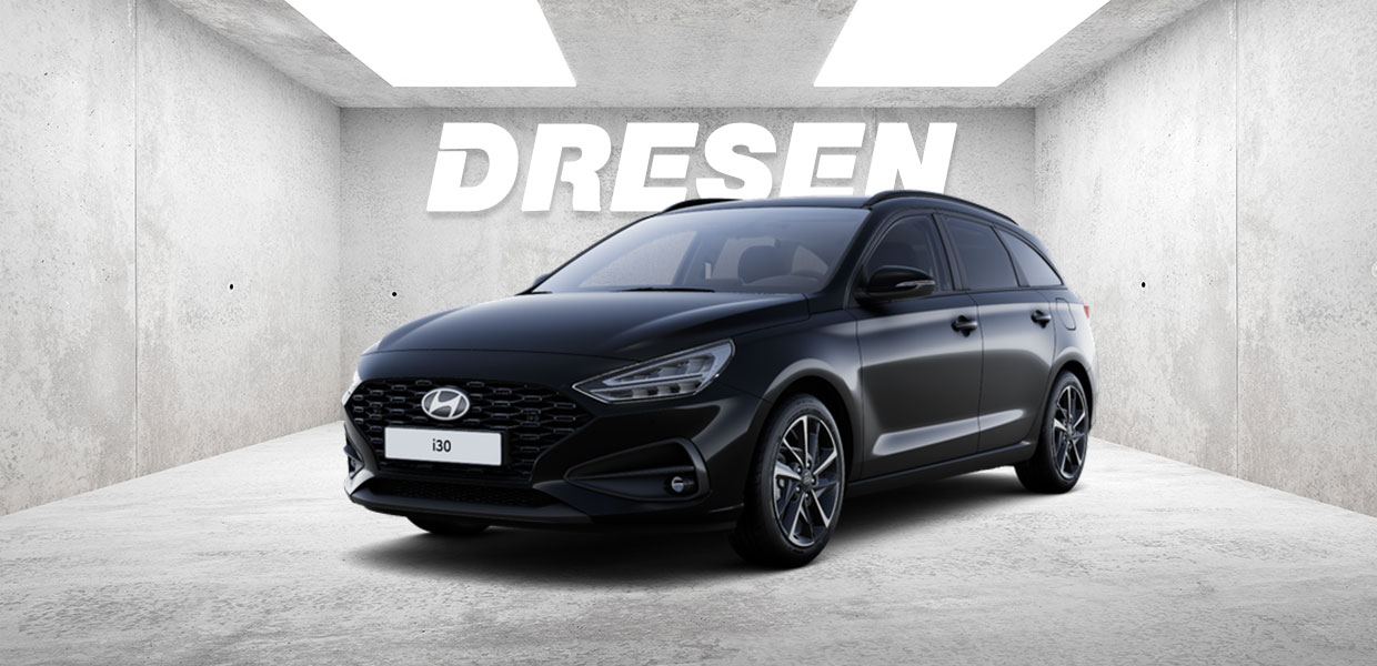 Schwarzer Hyundai I30 vor Betonwand mit großem ‚DRESEN‘-Schriftzug darüber.