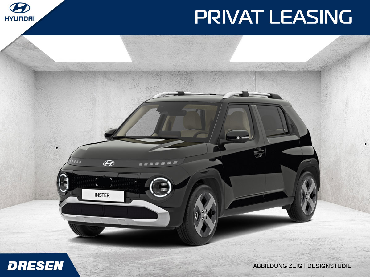 Schwarzer Hyundai INSTER vor Betonwand Hintergrund. Vorschau Privatleasingangebot.