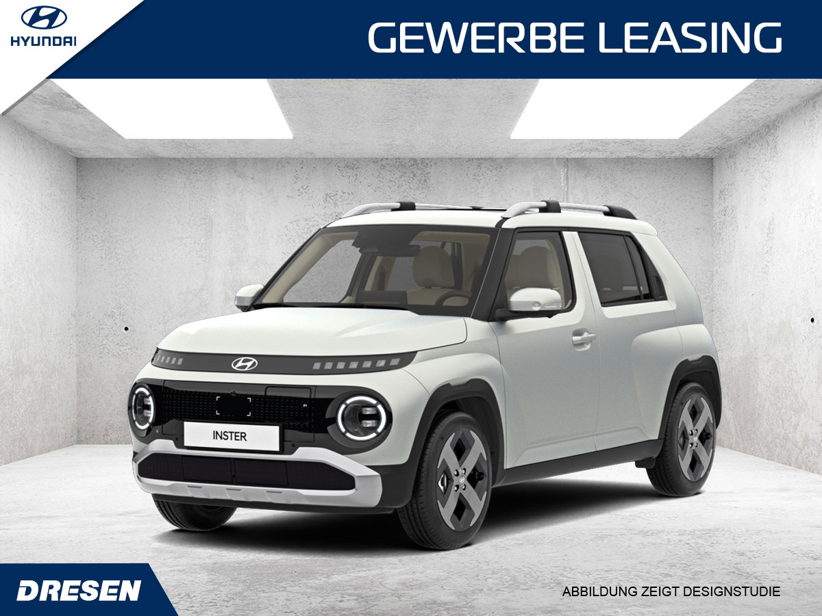 Weißer Hyundai INSTER vor Betonwand Hintergrund. Vorschau Gewerbeleasingangebot.