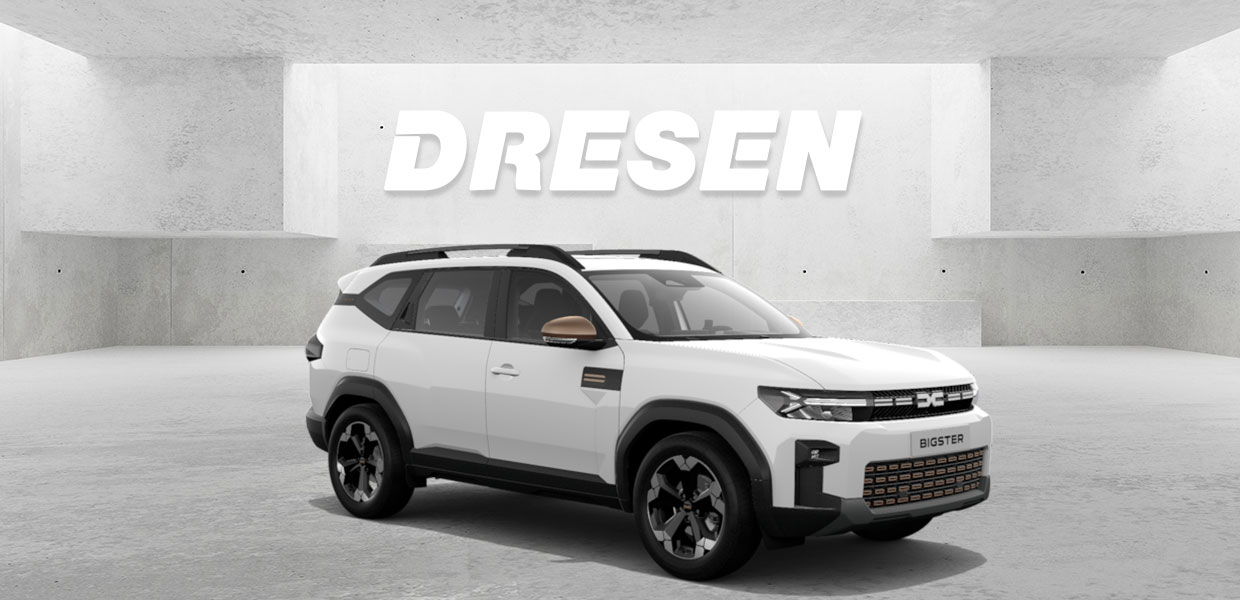 Weißer Dacia Bigster vor Betonwand mit großem ‚DRESEN‘-Schriftzug darüber.
