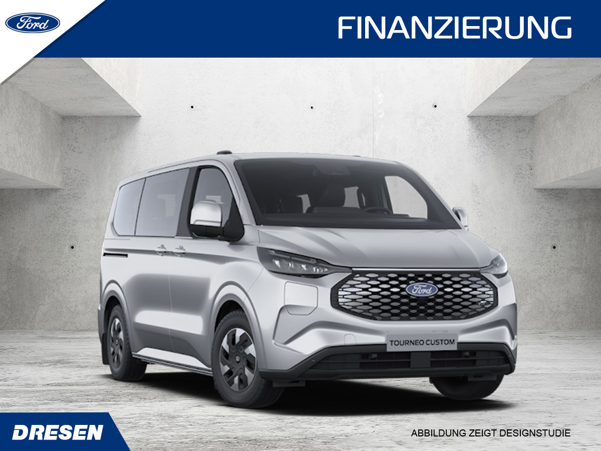 Silberner Ford Tourneo Custom vor Betonwand Hintergrund. Vorschau Finanzierungsangebot.