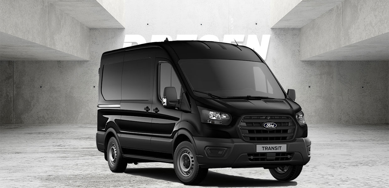 Schwarzer Ford Transit vor Betonwand mit großem ‚DRESEN‘-Schriftzug darüber.