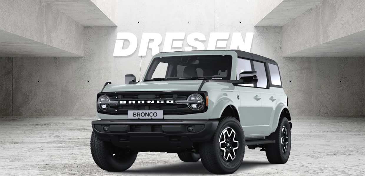Hellgüner Ford Bronco vor Betonwand mit großem ‚DRESEN‘-Schriftzug darüber.