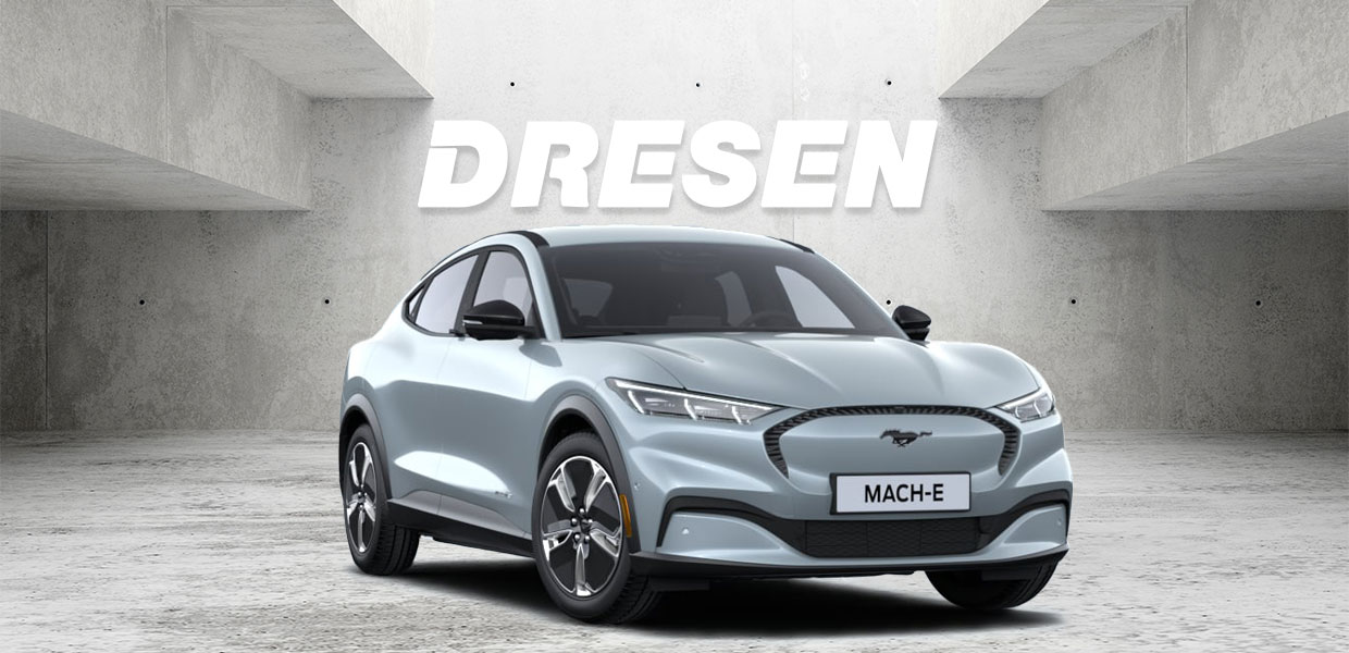 Hellblauer Ford Mustang Mach-E SUV vor Betonwand mit großem ‚DRESEN‘-Schriftzug darüber.