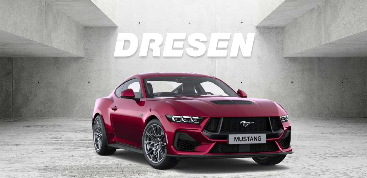Roter Ford Mustang Fastback vor Betonwand mit großem ‚DRESEN‘-Schriftzug darüber.