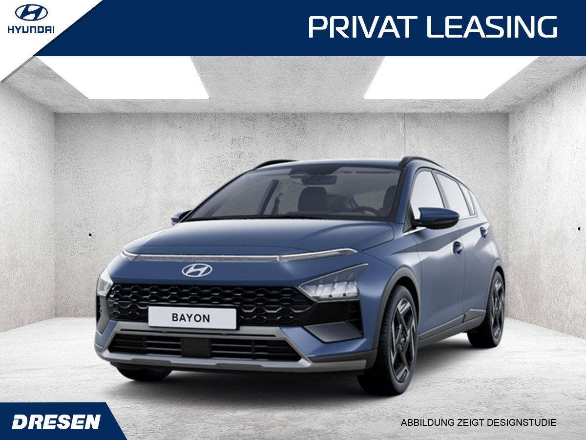 Blauer Hyundai Bayon vor Betonwand. Vorschau Privatleasing.