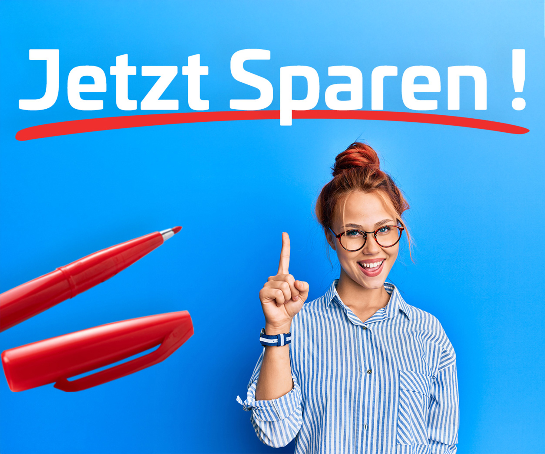 Junge Dame vor blauem Hintergrund zeigt auf eine Textzeile mit den Worten JETZT SPAREN! zusätzlich wird ein roter Stift angezeigt