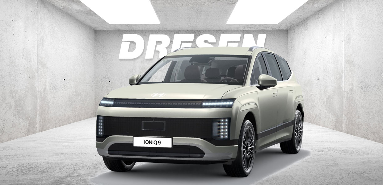 Beiger Hyundai IONIQ 9 vor Betonwand mit großem ‚DRESEN‘-Schriftzug darüber.