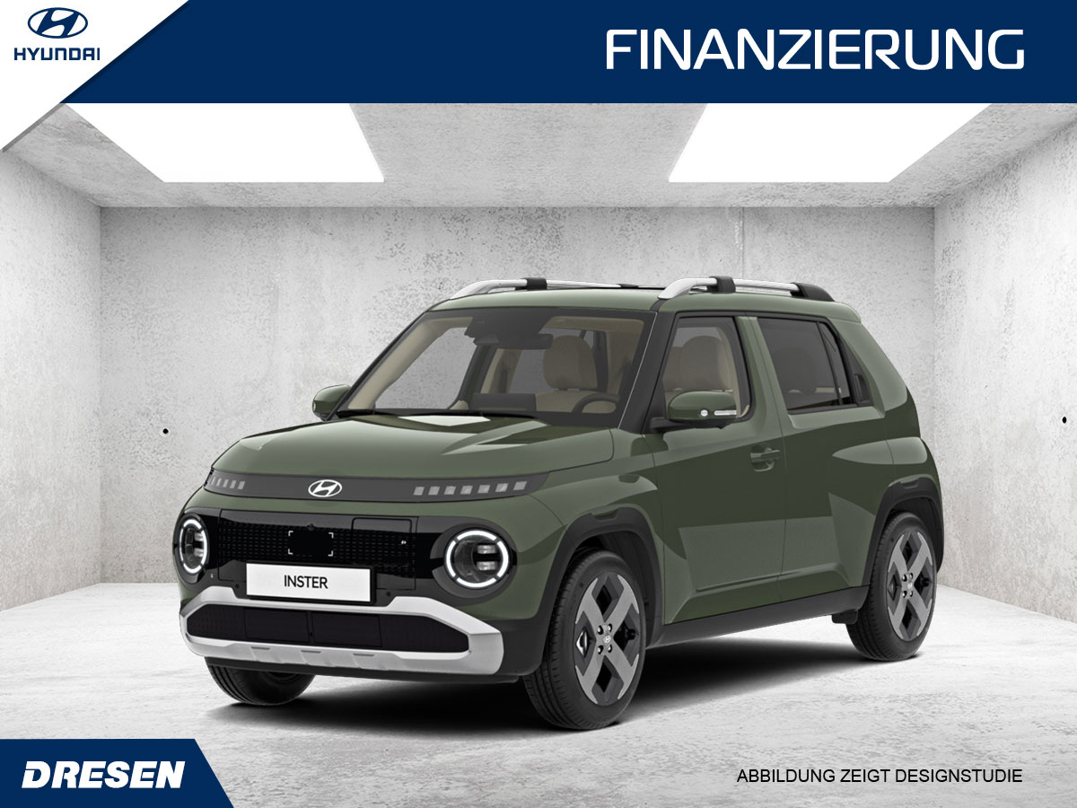 Dunkelgrüner Hyundai INSTER vor betonwand Hintergrund. Vorschau Finanzierungsangebot.