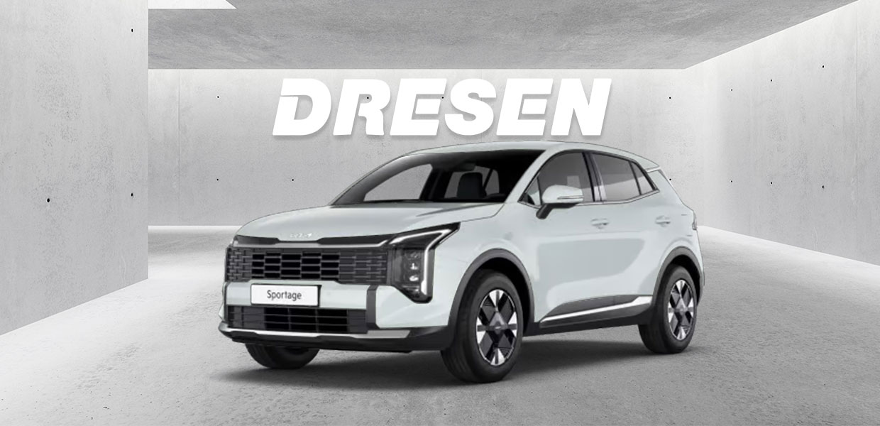 Weißer Kia Sportage vor Betonwand mit großem ‚DRESEN‘-Schriftzug darüber.