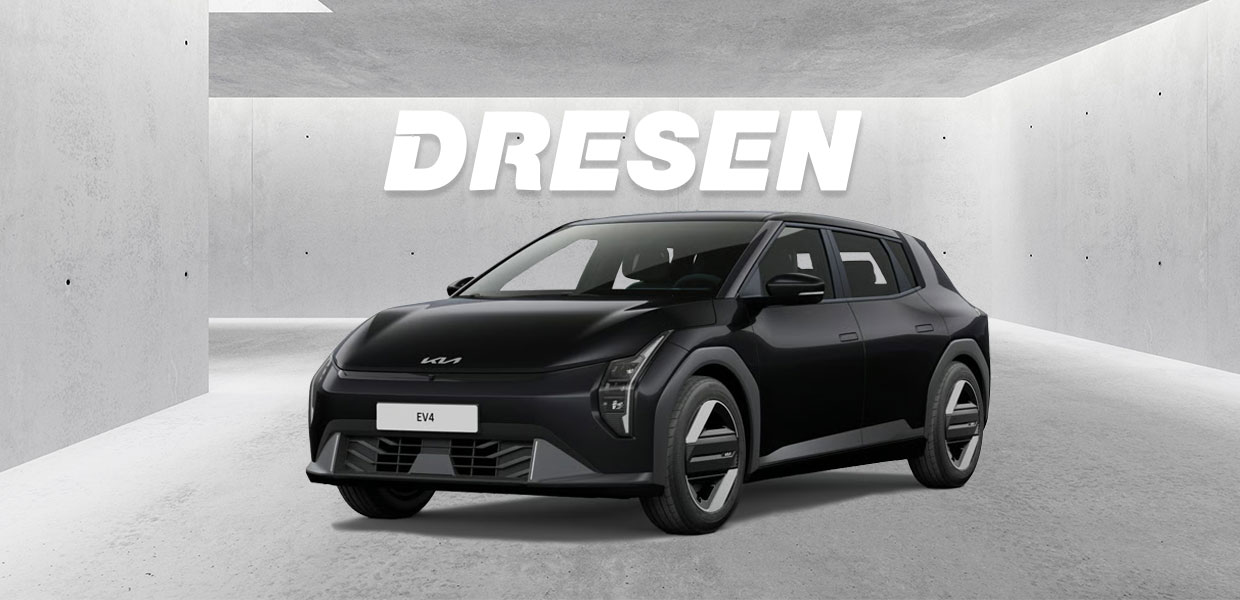 Schwarzer Kia EV4 Air vor Betonwand mit großem ‚DRESEN‘-Schriftzug darüber.