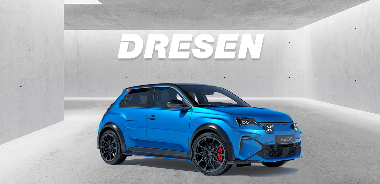 Alpine A290 Blau vor Betonkulisse und Dresen Logo
