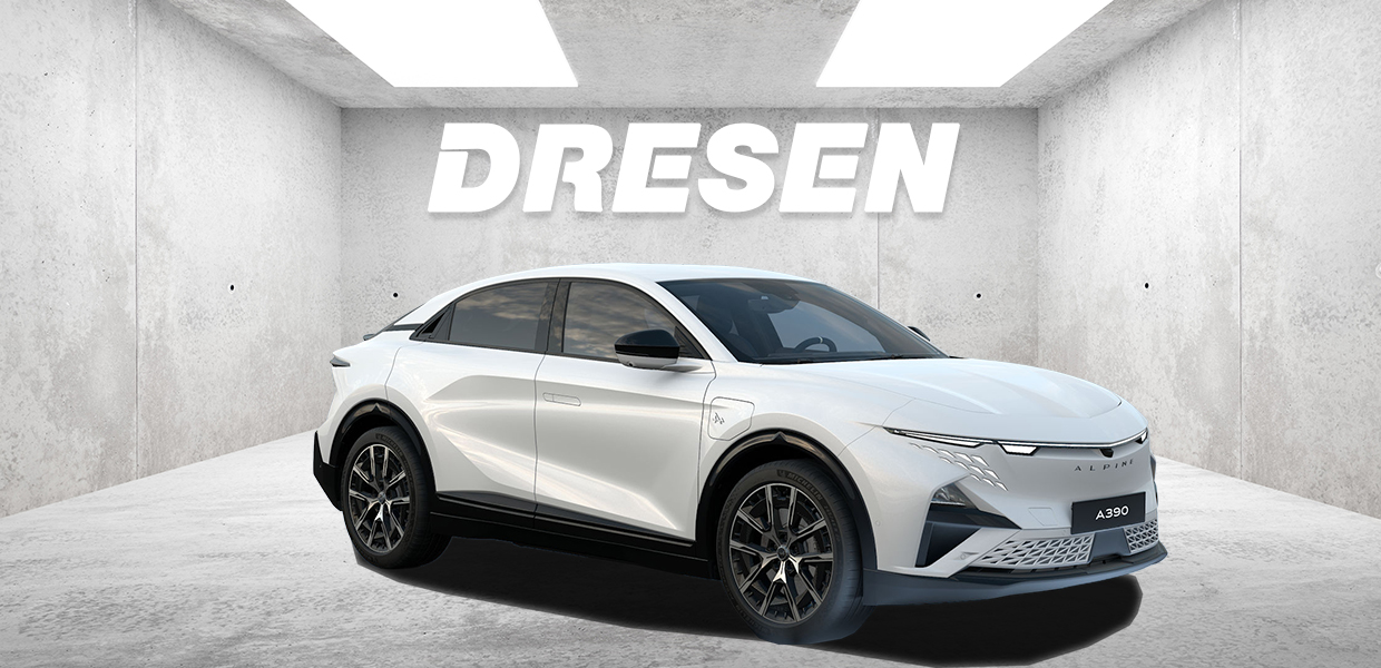 Weißer Alpine A390 vor Betonwand und weißem Dresen Logo