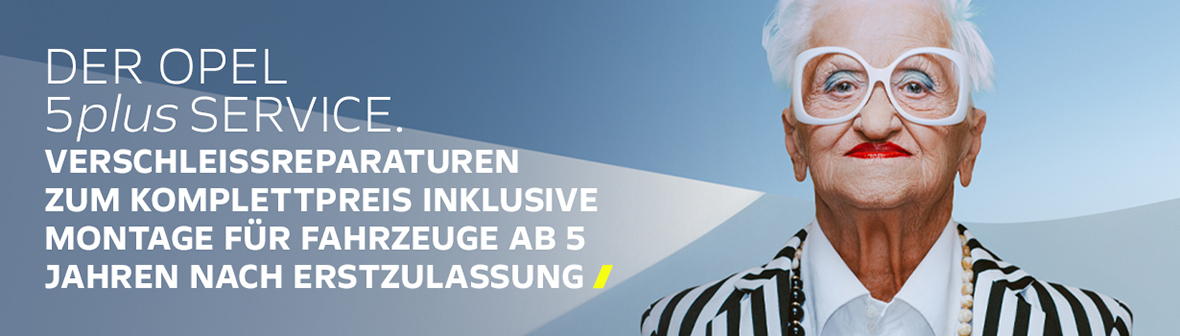 Werbung für den OPEL 5plus Service mit Informationen zu Verschleißreparaturen zum Komplettpreis inklusive Montage für Fahrzeuge ab 5 Jahren nach Erstzulassung, vor blau-weißem Hintergrund.