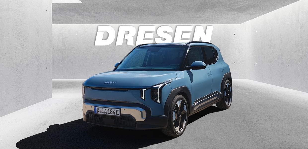 Kia EV2 hellblau vor Dresen Logo