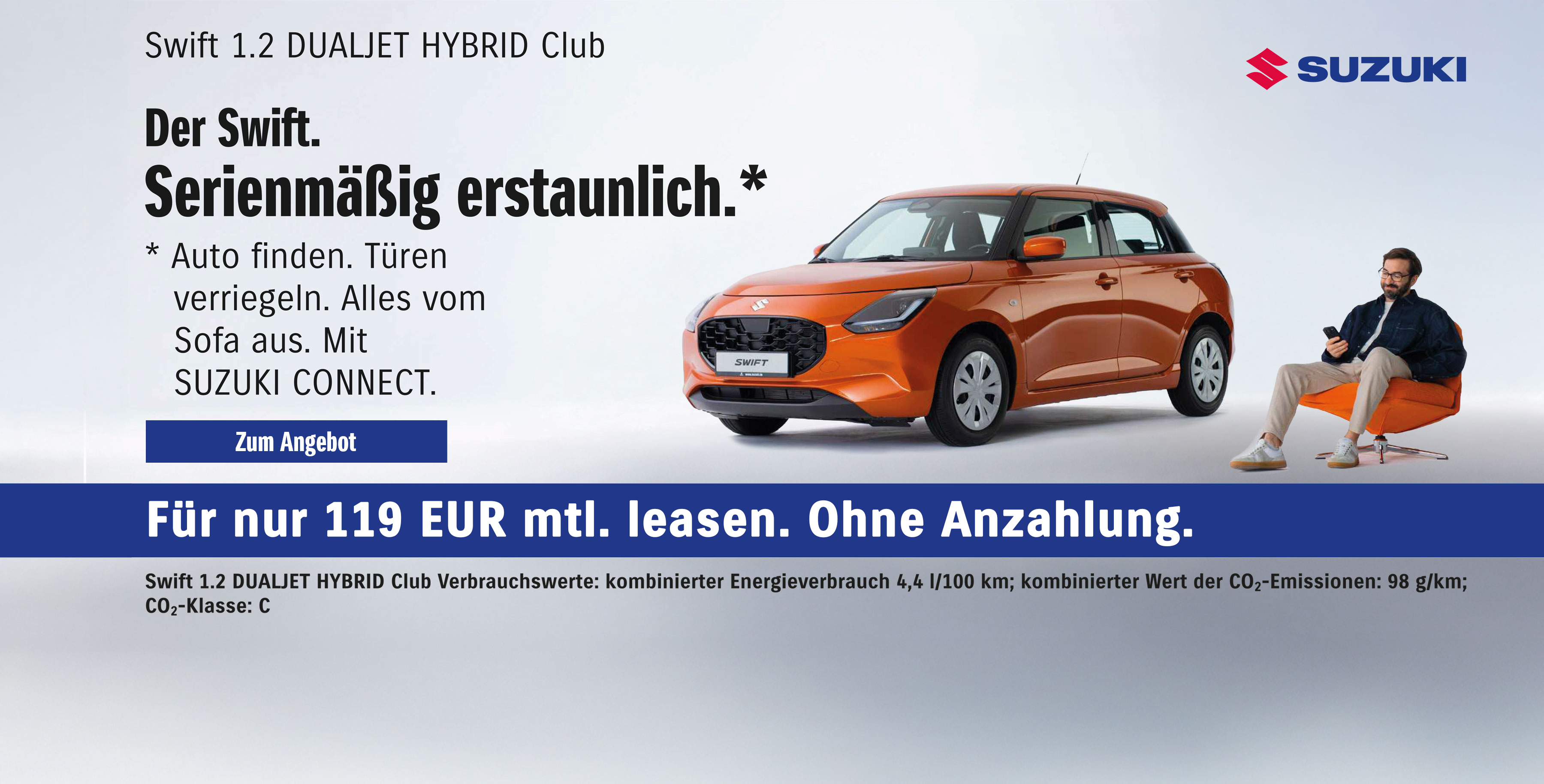 Suzuki Swift Orange mit Kerl im Sessel