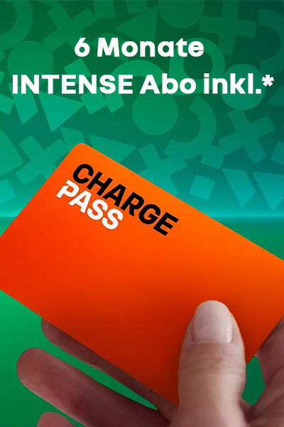 Renault Charge Pass Orange vor grünem Hintergrund