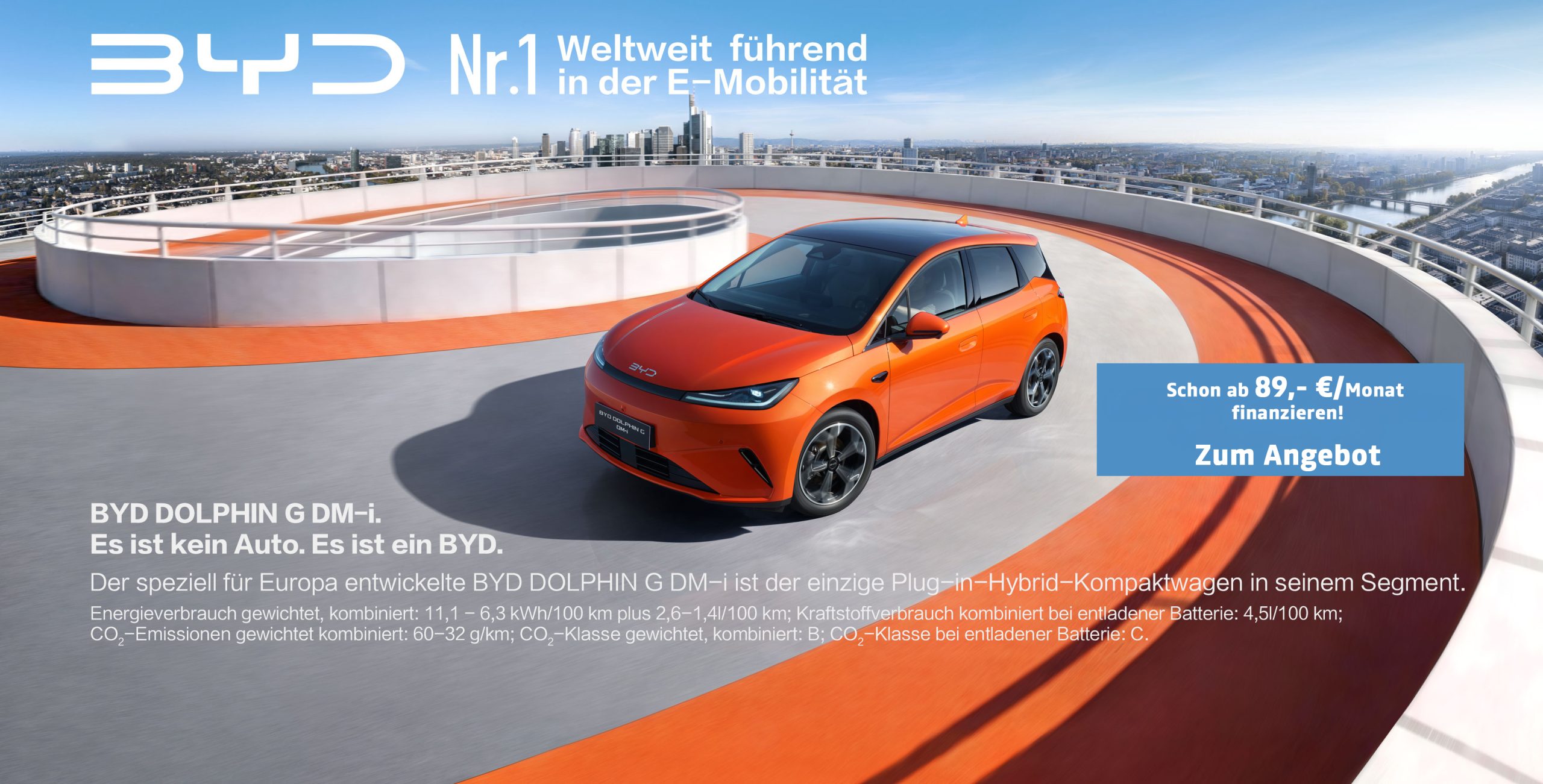 BYD Dolphin G in Orange vor Stadt Kulisse