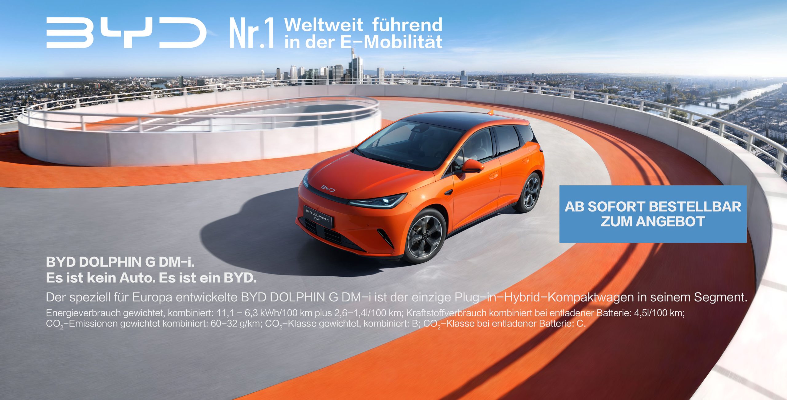BYD Dolphin G in Orange vor Stadt Kulisse