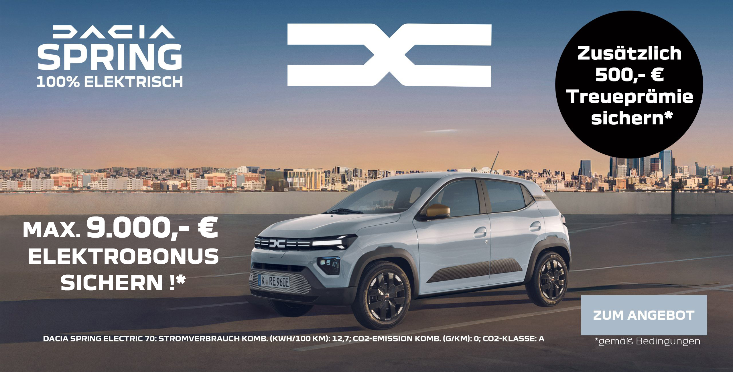 Dacia Spring hellvblau vor Stadtkulisse