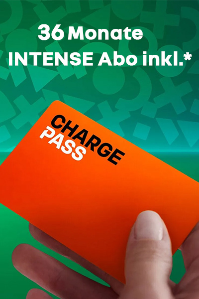 Oranger Charge Pass vor grünem Hintergrund