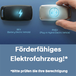 Fahrzeugschlüssel vor blauem Hintergrund